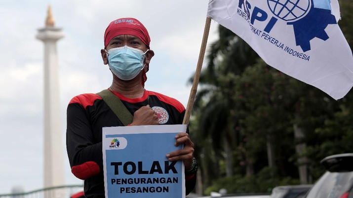 Aksi demo menolak Omnibus Law Undang-undang Cipta Kerja di Monas. (CNBC Indonesia/Muhammad Sabki) Aksi demo menolak Omnibus Law Undang-undang Cipta Kerja di Monas. (CNBC Indonesia/Muhammad Sabki)