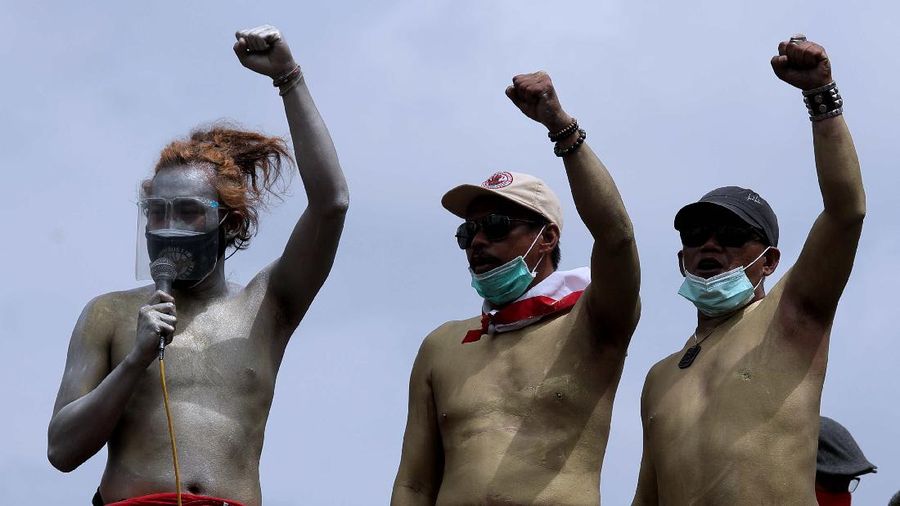 Aksi demo menolak Omnibus Law Undang-undang Cipta Kerja di Monas. (CNBC Indonesia/Muhammad Sabki)