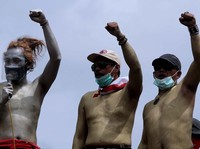 Pantang Mundur! Buruh Demo Tolak UU Ciptaker di Kawasan Monas