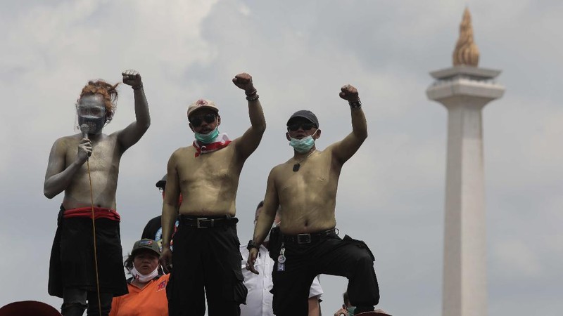 Aksi demo menolak Omnibus Law Undang-undang Cipta Kerja di Monas. (CNBC Indonesia/Muhammad Sabki)