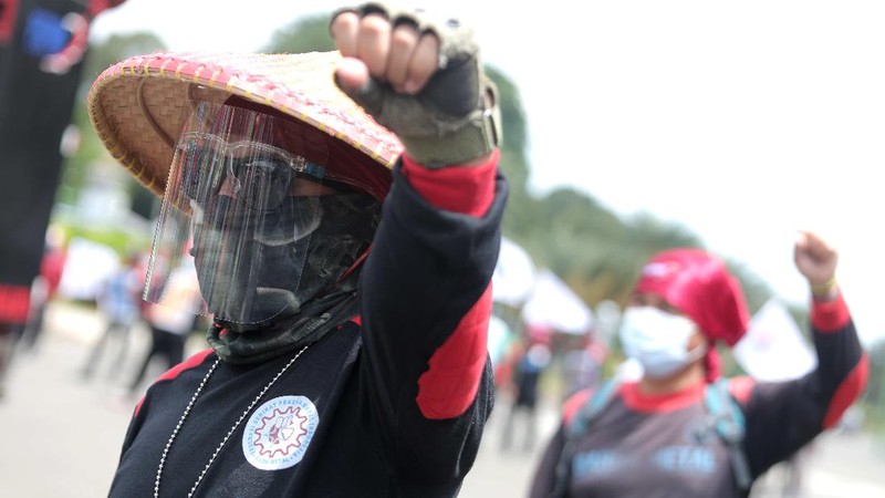 Aksi demo menolak Omnibus Law Undang-undang Cipta Kerja di Monas. (CNBC Indonesia/Muhammad Sabki)