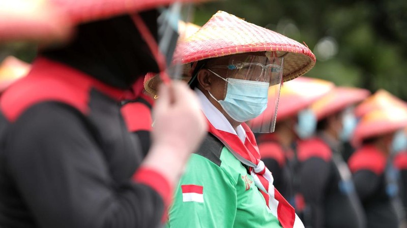 Aksi demo menolak Omnibus Law Undang-undang Cipta Kerja di Monas. (CNBC Indonesia/Muhammad Sabki)