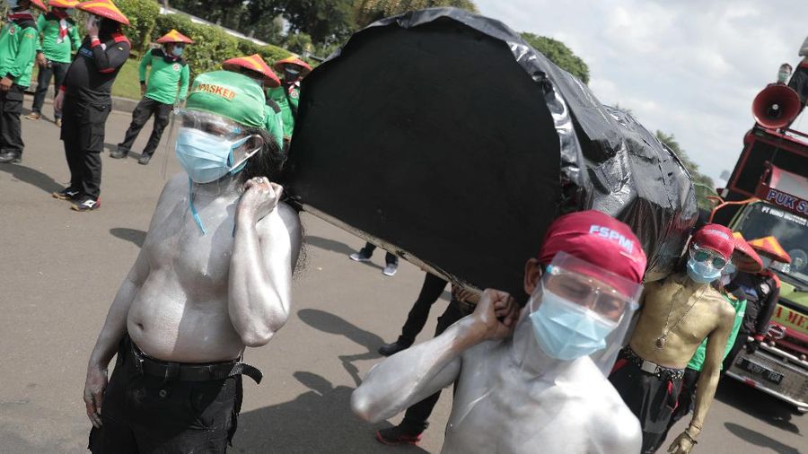 Aksi demo menolak Omnibus Law Undang-undang Cipta Kerja di Monas. (CNBC Indonesia/Muhammad Sabki)