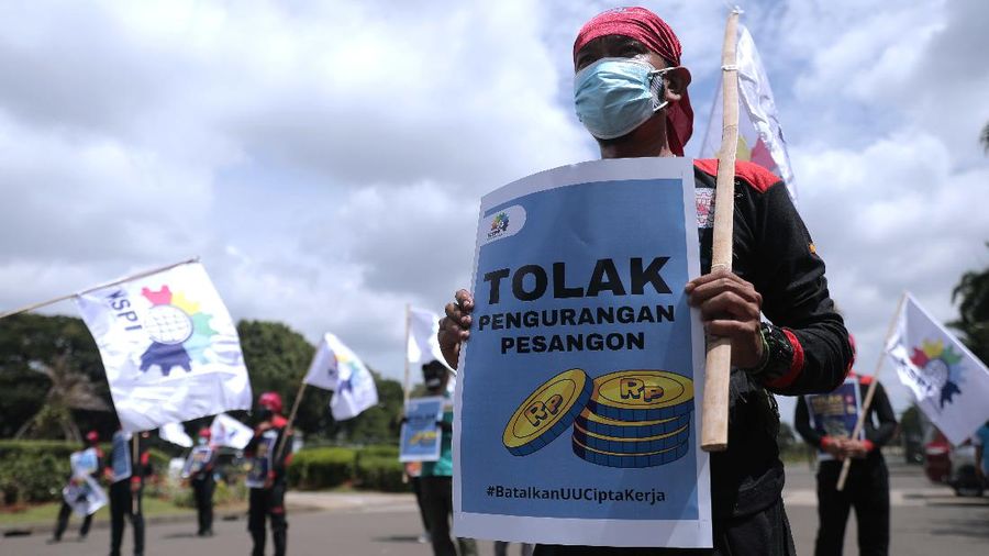 Aksi demo menolak Omnibus Law Undang-undang Cipta Kerja di Monas. (CNBC Indonesia/Muhammad Sabki)