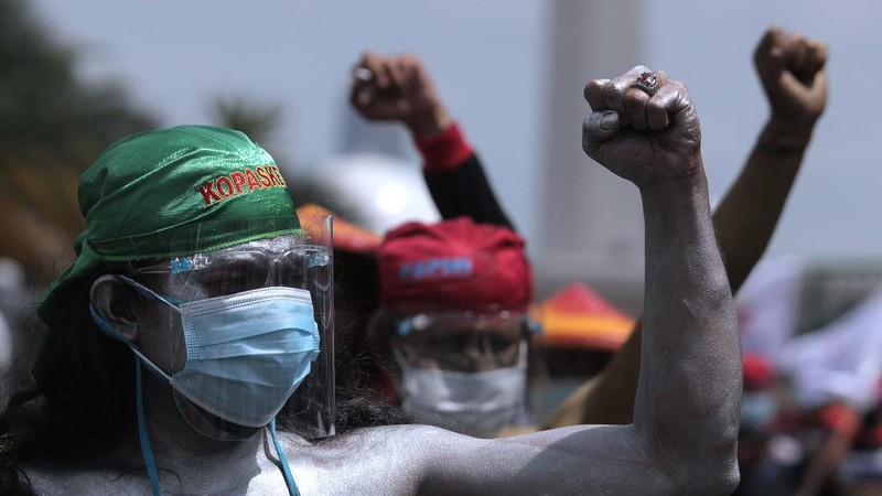 Aksi demo menolak Omnibus Law Undang-undang Cipta Kerja di Monas. (CNBC Indonesia/Muhammad Sabki)