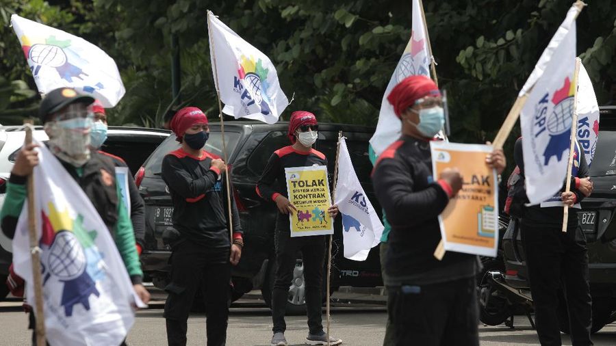 Aksi demo menolak Omnibus Law Undang-undang Cipta Kerja di Monas. (CNBC Indonesia/Muhammad Sabki)
