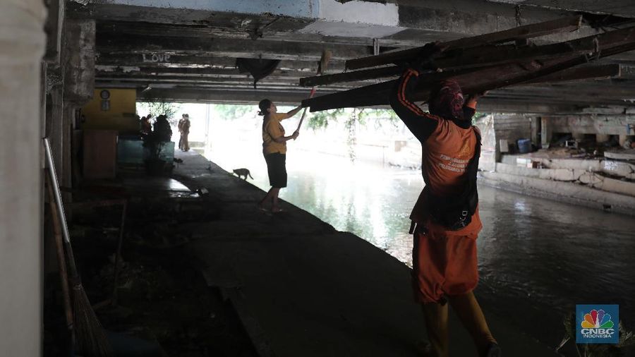 Ilustrasi warga kolong jembatan kali Ciliwung. (CNBC Indonesia/Muhammad Sabki)