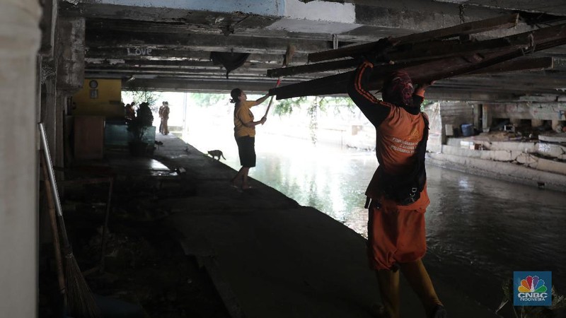 Ilustrasi warga kolong jembatan kali Ciliwung. (CNBC Indonesia/Muhammad Sabki)