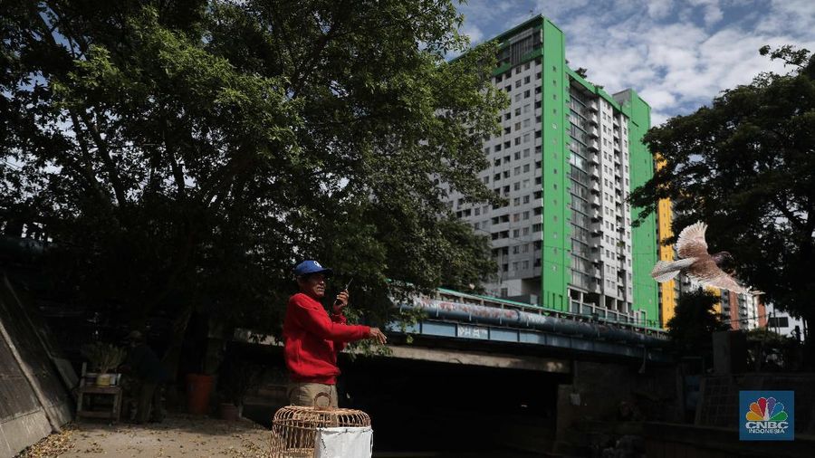 Ilustrasi warga kolong jembatan kali Ciliwung. (CNBC Indonesia/Muhammad Sabki)
