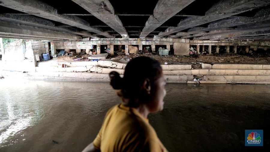 Jokowi meninjau proyek sodetan Kali Ciliwung, Selasa (24/1/2023). (վ/Emir Yanwardhana)