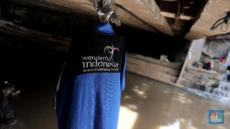 Ilustrasi warga kolong jembatan kali Ciliwung. (CNBC Indonesia/Muhammad Sabki)