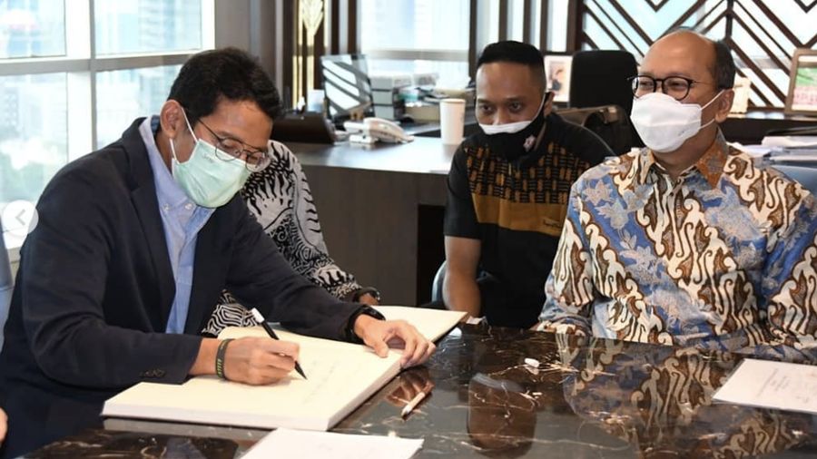 Ketua Umum Kadin Indonesia, Rosan P. Roeslani menerima kunjungan kerja Menteri Pariwisata dan Ekonomi Kreatif, Sandiaga Uno dan Wakil Menteri Pariwisata dan Ekonomi Kreatif, Angela Tanoesoedibjo untuk meningkatkan koordinasi dengan kalangan dunia dalam upaya pemulihan ekonomi di sektor tersebut, di Menara Kadin Indonesia, Selasa (29/12/2020). (Dok: kadin.indonesia)