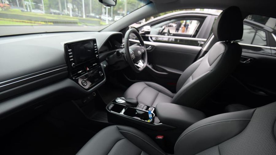 Pemerintah Provinsi Jawa Barat (Pemprov Jabar) resmi menggunakan mobil listrik sebagai kendaraan dinas untuk pertama kalinya. Hari ini, Selasa (29/12) PT Hyundai Motors Indonesia (HMID) secara resmi menyerahkan tiga unit mobil listrik kepada Gubernur Jawa Barat Ridwan Kamil atau yang akrab disapa Kang Emil. Ketiga mobil tersebut adalah 2 unit IONIQ Electric dan 1 unit KONA Electric. (Dok: Istimewa)