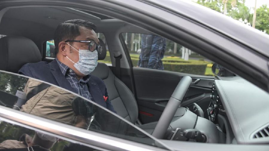 Pemerintah Provinsi Jawa Barat (Pemprov Jabar) resmi menggunakan mobil listrik sebagai kendaraan dinas untuk pertama kalinya. Hari ini, Selasa (29/12) PT Hyundai Motors Indonesia (HMID) secara resmi menyerahkan tiga unit mobil listrik kepada Gubernur Jawa Barat Ridwan Kamil atau yang akrab disapa Kang Emil. Ketiga mobil tersebut adalah 2 unit IONIQ Electric dan 1 unit KONA Electric. (Dok: Istimewa)