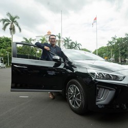 Pertama! Mobil Listrik Hyundai Jadi Kendaraan Dinas Kang Emil