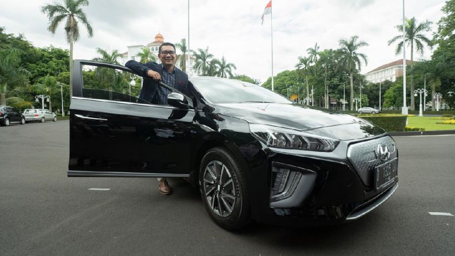 Pemerintah Provinsi Jawa Barat (Pemprov Jabar) resmi menggunakan mobil listrik sebagai kendaraan dinas untuk pertama kalinya. Hari ini, Selasa (29/12) PT Hyundai Motors Indonesia (HMID) secara resmi menyerahkan tiga unit mobil listrik kepada Gubernur Jawa Barat Ridwan Kamil atau yang akrab disapa Kang Emil. Ketiga mobil tersebut adalah 2 unit IONIQ Electric dan 1 unit KONA Electric. (Dok: Istimewa)