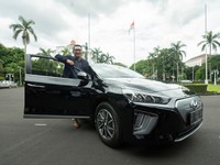 Pertama! Mobil Listrik Hyundai Jadi Kendaraan Dinas Kang Emil