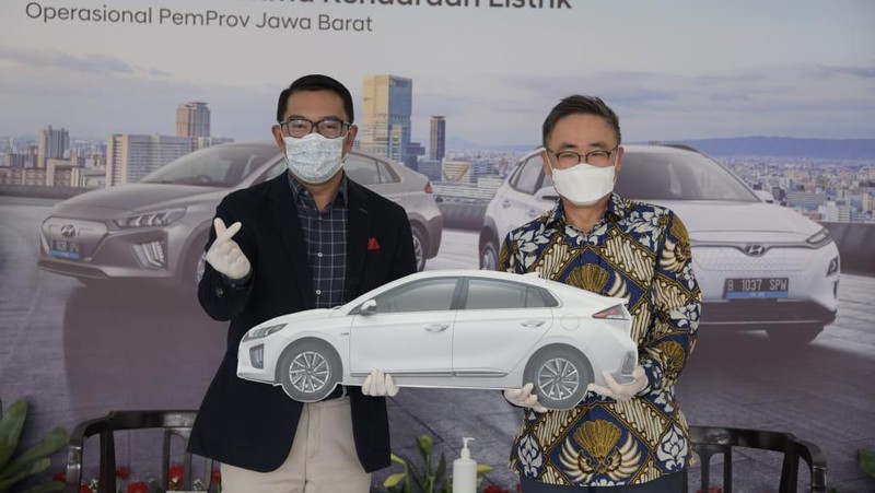 Pemerintah Provinsi Jawa Barat (Pemprov Jabar) resmi menggunakan mobil listrik sebagai kendaraan dinas untuk pertama kalinya. Hari ini, Selasa (29/12) PT Hyundai Motors Indonesia (HMID) secara resmi menyerahkan tiga unit mobil listrik kepada Gubernur Jawa Barat Ridwan Kamil atau yang akrab disapa Kang Emil. Ketiga mobil tersebut adalah 2 unit IONIQ Electric dan 1 unit KONA Electric. (Dok: Istimewa)