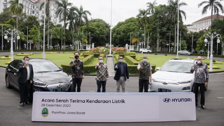 Pemerintah Provinsi Jawa Barat (Pemprov Jabar) resmi menggunakan mobil listrik sebagai kendaraan dinas untuk pertama kalinya. Hari ini, Selasa (29/12) PT Hyundai Motors Indonesia (HMID) secara resmi menyerahkan tiga unit mobil listrik kepada Gubernur Jawa Barat Ridwan Kamil atau yang akrab disapa Kang Emil. Ketiga mobil tersebut adalah 2 unit IONIQ Electric dan 1 unit KONA Electric. (Dok: Istimewa)