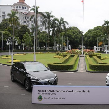Penampakan Mobil Dinas Listrik Pertama di Indonesia