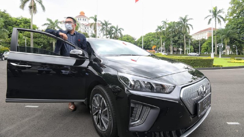 Pemerintah Provinsi Jawa Barat (Pemprov Jabar) resmi menggunakan mobil listrik sebagai kendaraan dinas untuk pertama kalinya. Hari ini, Selasa (29/12) PT Hyundai Motors Indonesia (HMID) secara resmi menyerahkan tiga unit mobil listrik kepada Gubernur Jawa Barat Ridwan Kamil atau yang akrab disapa Kang Emil. Ketiga mobil tersebut adalah 2 unit IONIQ Electric dan 1 unit KONA Electric. (Dok: Istimewa)