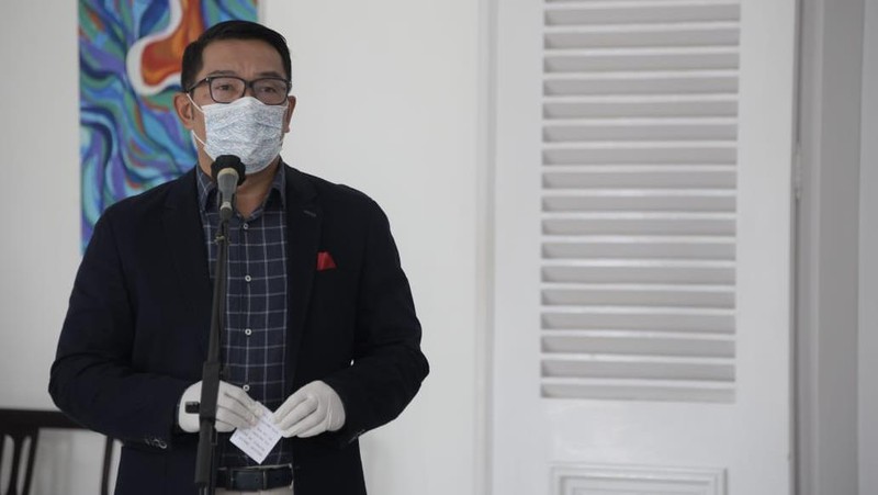 Pemerintah Provinsi Jawa Barat (Pemprov Jabar) resmi menggunakan mobil listrik sebagai kendaraan dinas untuk pertama kalinya. Hari ini, Selasa (29/12) PT Hyundai Motors Indonesia (HMID) secara resmi menyerahkan tiga unit mobil listrik kepada Gubernur Jawa Barat Ridwan Kamil atau yang akrab disapa Kang Emil. Ketiga mobil tersebut adalah 2 unit IONIQ Electric dan 1 unit KONA Electric. (Dok: Istimewa)