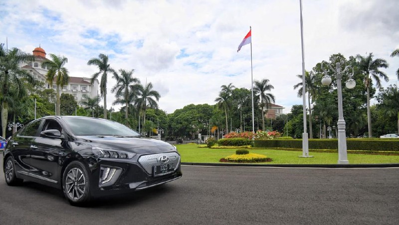 Pemerintah Provinsi Jawa Barat (Pemprov Jabar) resmi menggunakan mobil listrik sebagai kendaraan dinas untuk pertama kalinya. Hari ini, Selasa (29/12) PT Hyundai Motors Indonesia (HMID) secara resmi menyerahkan tiga unit mobil listrik kepada Gubernur Jawa Barat Ridwan Kamil atau yang akrab disapa Kang Emil. Ketiga mobil tersebut adalah 2 unit IONIQ Electric dan 1 unit KONA Electric. (Dok: Istimewa)