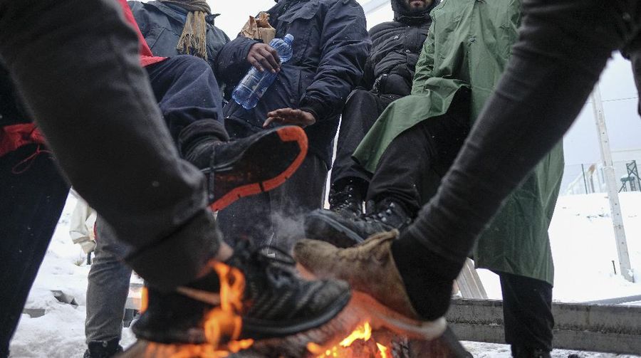 Ratusan pengungsi terdampar di kamp pengungsian tanpa atap di kamp Lipa, Bosnia dan Herzegovina . (AP/Kemal Softic)