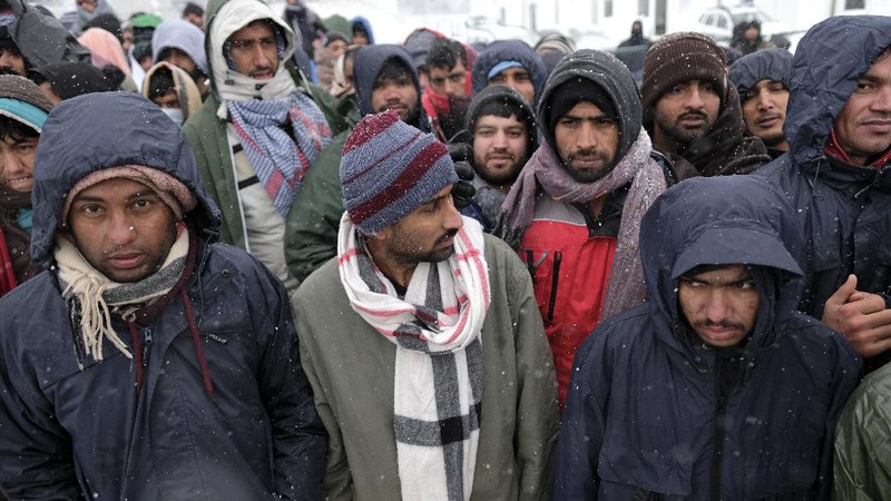 Ratusan pengungsi terdampar di kamp pengungsian tanpa atap di kamp Lipa, Bosnia dan Herzegovina . (AP/Kemal Softic)