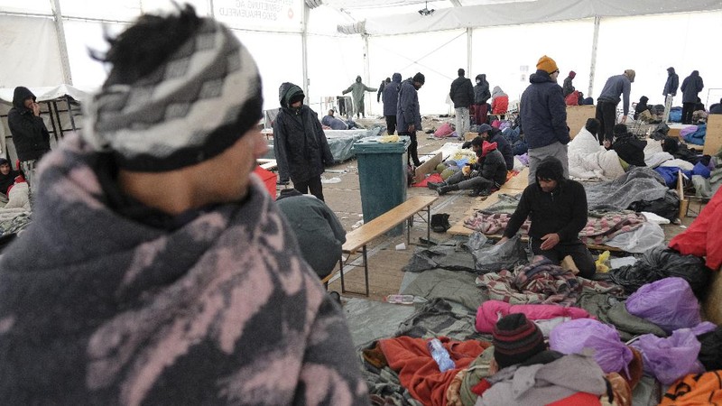 Ratusan pengungsi terdampar di kamp pengungsian tanpa atap di kamp Lipa, Bosnia dan Herzegovina . (AP/Kemal Softic)