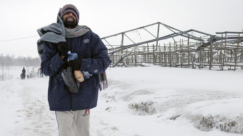 Ratusan pengungsi terdampar di kamp pengungsian tanpa atap di kamp Lipa, Bosnia dan Herzegovina . (AP/Kemal Softic)