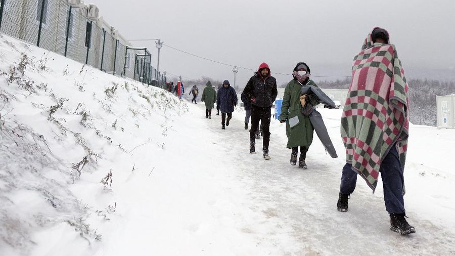 Ratusan pengungsi terdampar di kamp pengungsian tanpa atap di kamp Lipa, Bosnia dan Herzegovina . (AP/Kemal Softic)