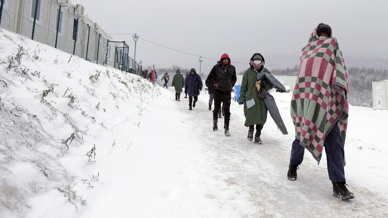 Ratusan pengungsi terdampar di kamp pengungsian tanpa atap di kamp Lipa, Bosnia dan Herzegovina . (AP/Kemal Softic)