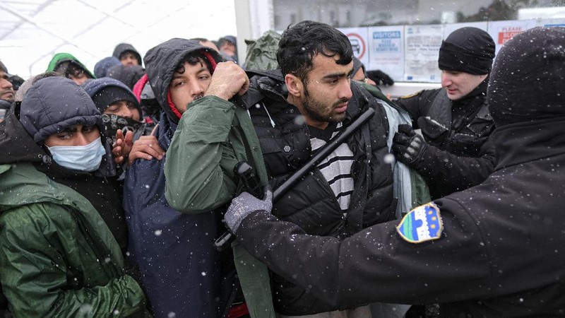 Ratusan pengungsi terdampar di kamp pengungsian tanpa atap di kamp Lipa, Bosnia dan Herzegovina . (AP/Kemal Softic)