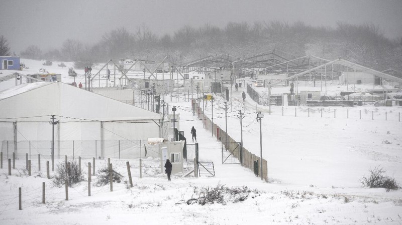 Ratusan pengungsi terdampar di kamp pengungsian tanpa atap di kamp Lipa, Bosnia dan Herzegovina . (AP/Kemal Softic)