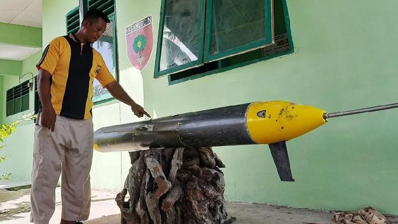 Sebuah benda asing mirip rudal dan terpasang kamera ditemukan oleh seorang nelayan di laut Kepulauan Selayar, Sulsel. Benda itu kini sudah diamankan pihak TNI. (Dok: Istimewa )