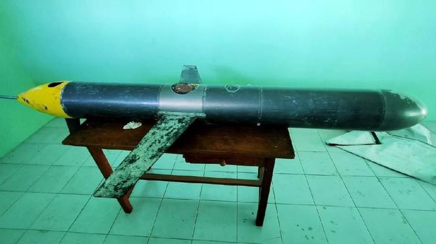 Sebuah benda asing mirip rudal dan terpasang kamera ditemukan oleh seorang nelayan di laut Kepulauan Selayar, Sulsel. Benda itu kini sudah diamankan pihak TNI. (Dok: Istimewa )
