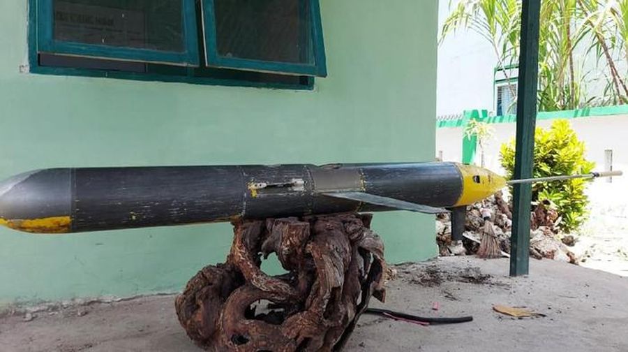 Sebuah benda asing mirip rudal dan terpasang kamera ditemukan oleh seorang nelayan di laut Kepulauan Selayar, Sulsel. Benda itu kini sudah diamankan pihak TNI. (Dok: Istimewa )