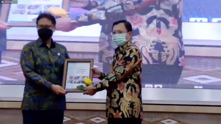 Serah terima jabatan Menteri Kesehatan RI Terawan Agus Putranto kepada Budi Gunadi Sadikin. (Dok: Tangkapan layar youtube Kemenkes RI)