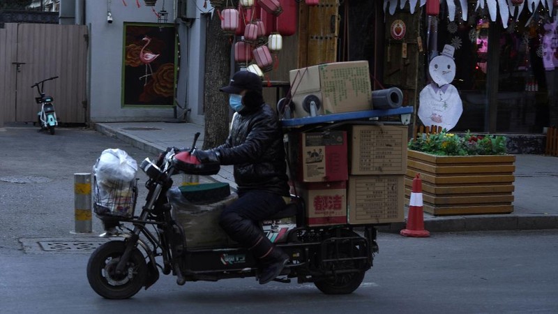 Beijing lockdown distrik karena covid meledak. (AP/Mark Schiefelbein)