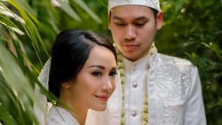 Ungkapan Haru Merdi Octavia di Makam Ray Sahetapy: Kita Bisa Foto Lengkap