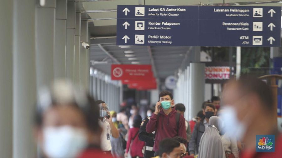 Penumpang kereta api stasiun pasar senen. (²©²ÊÍøÕ¾/Muhammad Sabki)