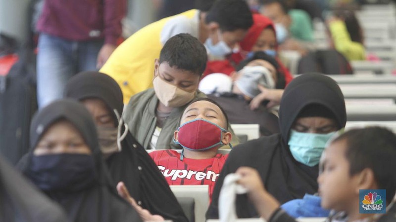 Penumpang kereta api stasiun pasar senen. (CNBC Indonesia/Muhammad Sabki)