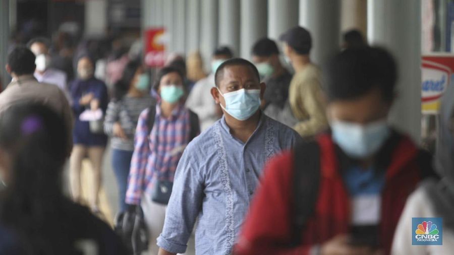 Penumpang kereta api stasiun pasar senen. (CNBC Indonesia/Muhammad Sabki)