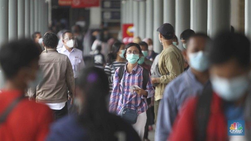 Penumpang kereta api stasiun pasar senen. (CNBC Indonesia/Muhammad Sabki)