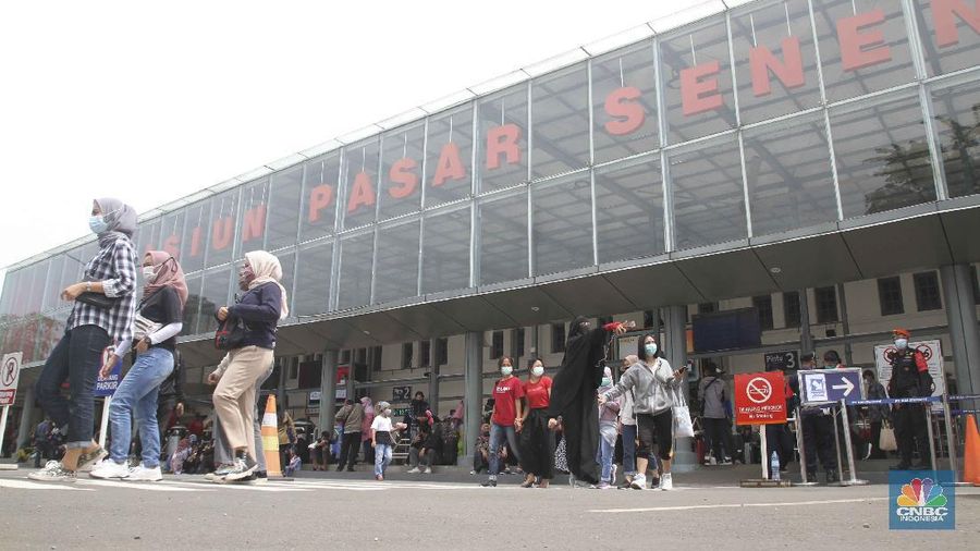 Penumpang kereta api stasiun pasar senen. (CNBC Indonesia/Muhammad Sabki)