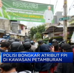 Polisi Bongkar Atribut FPI di Kawasan Petamburan