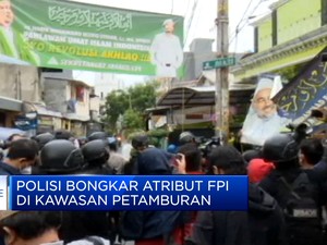 Polisi Bongkar Atribut FPI di Kawasan Petamburan