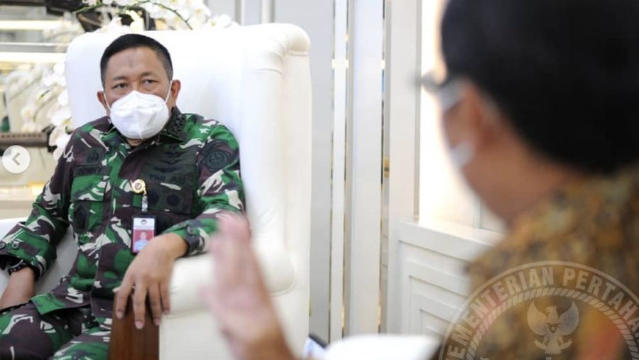 Sekretaris Jenderal Kementerian Pertahanan (Sekjen Kemhan) Marsdya TNI Donny Ermawan Taufanto, M.D.S., menerima kunjungan Dirut PT Dahana (Persero) Budi Antono, Selasa (29/12), di Kemhan, Jakarta. (Dok: @kemhanri)
