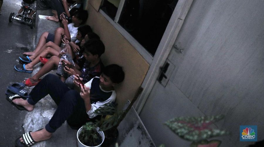 Waspada covid-19 di pemukiman padat penduduk. (CNBC Indonesia/Muhammad Sabki)